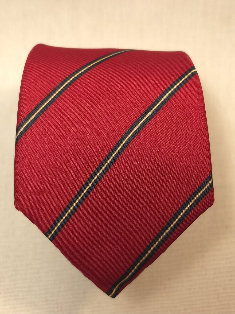 Red Diagonal Stripe Men's Tie - Sleek Professional Accessory